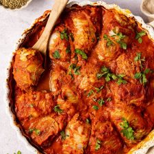 Koolrolletjes gevuld met gehakt en groente in een ovenschaal.