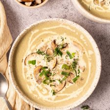 Kom romige champignonsoep met truffelolie.