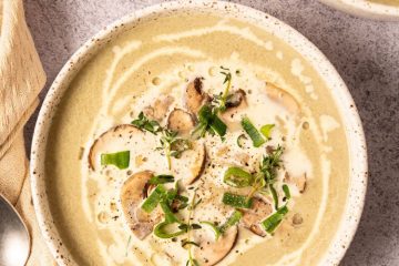 Kom romige champignonsoep met truffelolie.