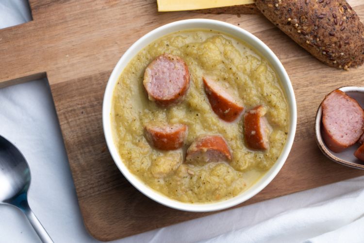 Snert zonder erwt met rookworst.