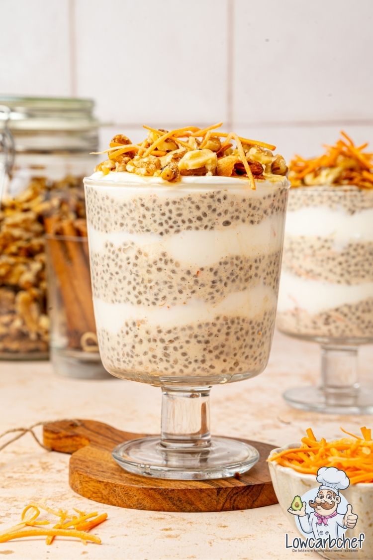 Carrot cake chiapudding met yoghurt.