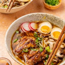 Ramen met kip en koolhydraatarme noodles