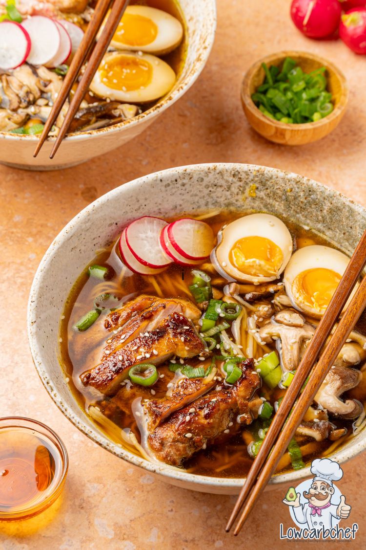 Ramen met kip en koolhydraatarme noodles