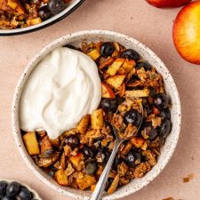 Appel-kaneel ontbijtcrumble met yoghurt