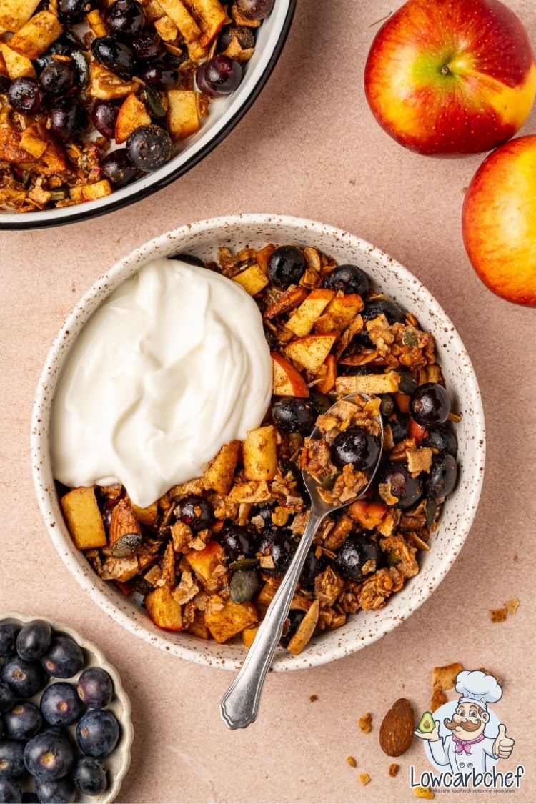 Appel-kaneel ontbijtcrumble met yoghurt