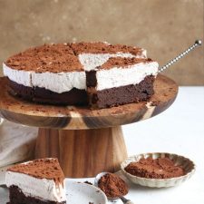 Taart met browniebodem en koffieroom