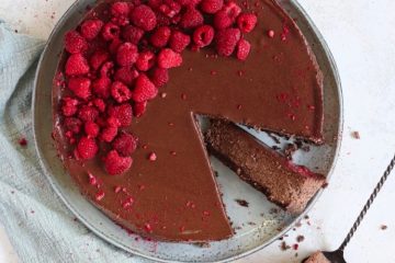 Koolhydraatarme chocolade cheesecake met frambozen.