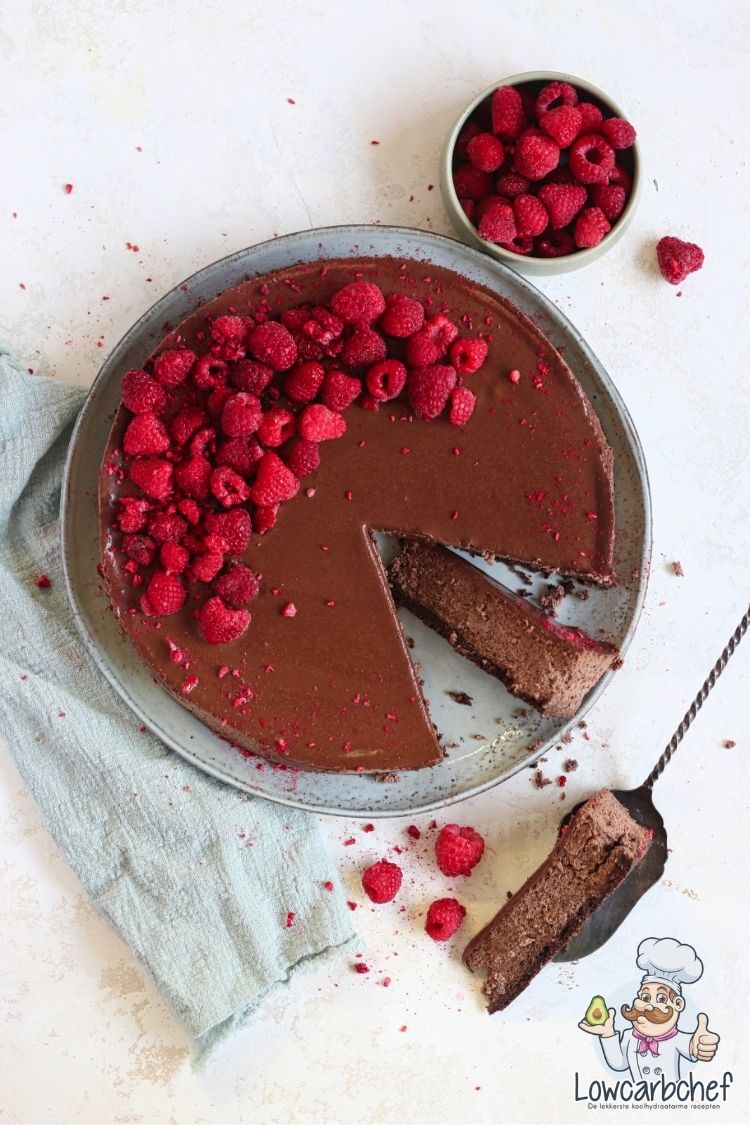 Koolhydraatarme chocolade cheesecake met frambozen.
