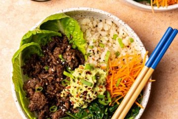 Koreaanse gehaktbowl met bloemkoolrijst.