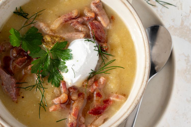 Preisoep met koolraap en spekjes.