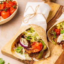 Koolhydraatarme kebab uit de oven in een wrap.