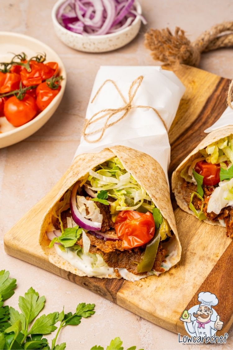 Koolhydraatarme kebab uit de oven in een wrap.