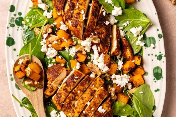 Pompoensalade met kruidige kip en feta