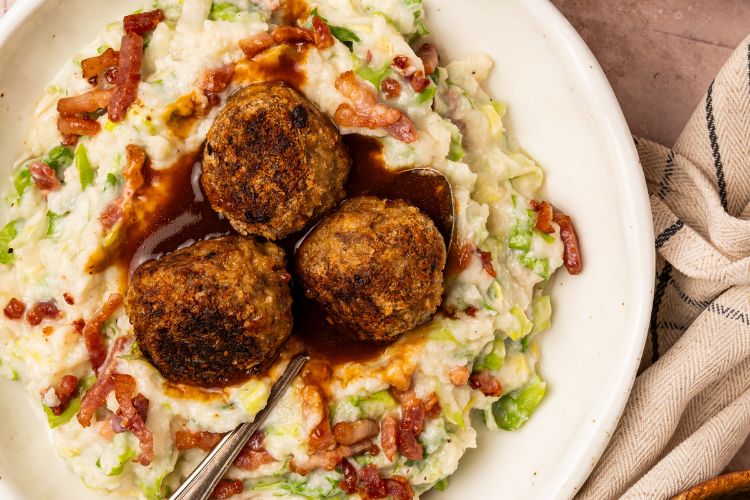 Andijviestamppot met gehaktballetjes.