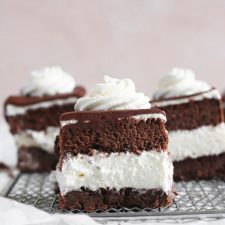 Chocolade-roomgebakjes met toefje slagroom.