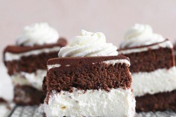 Chocolade-roomgebakjes met toefje slagroom.