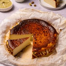 Koolhydraatarme basque cheesecake met pistachepasta.