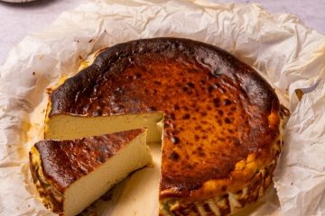 Koolhydraatarme basque cheesecake met pistachepasta.