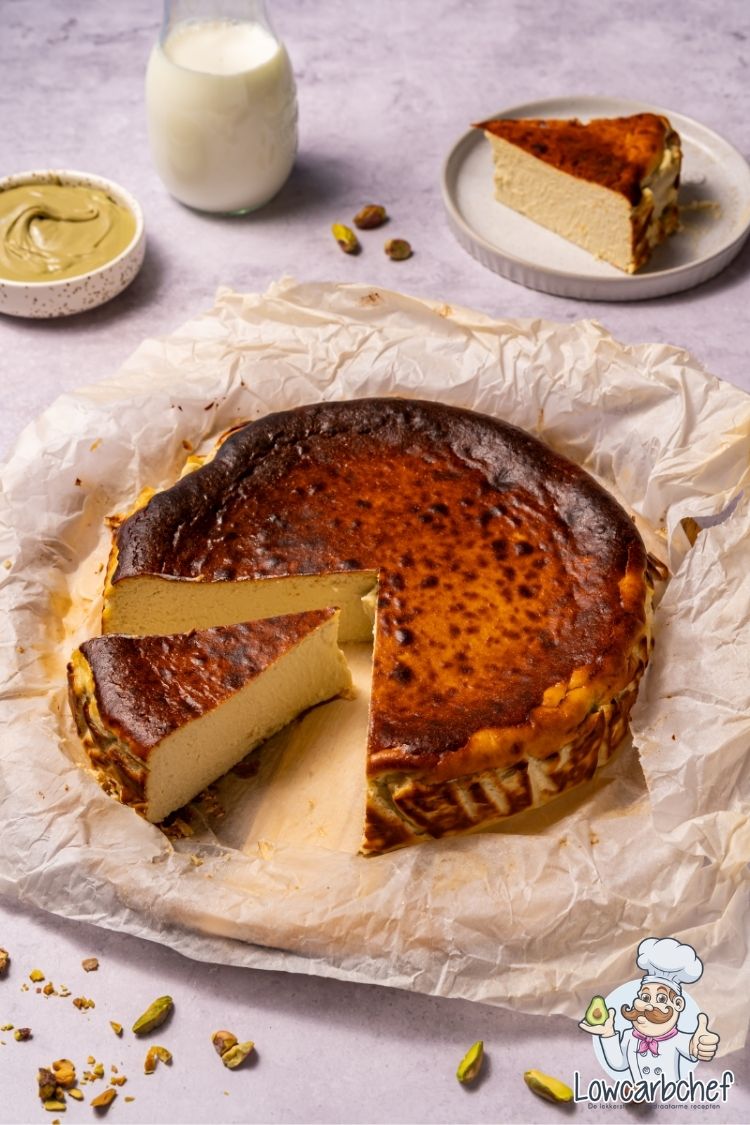 Koolhydraatarme basque cheesecake met pistachepasta.