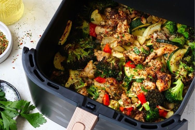 Kip uit de airfryer met groenten