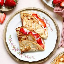 Pannenkoeken zonder amandelmeel met cottage cheese vulling.