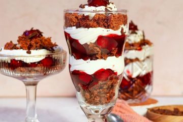 Schwarzwalder kirsch in een glaasje met kersen