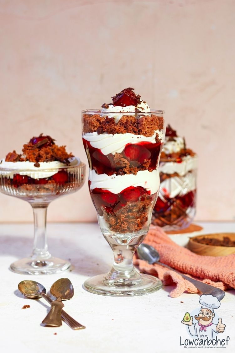 Schwarzwalder kirsch in een glaasje met kersen