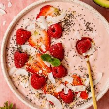Aardbeien smoothiebowl met toppings