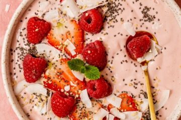 Aardbeien smoothiebowl met toppings