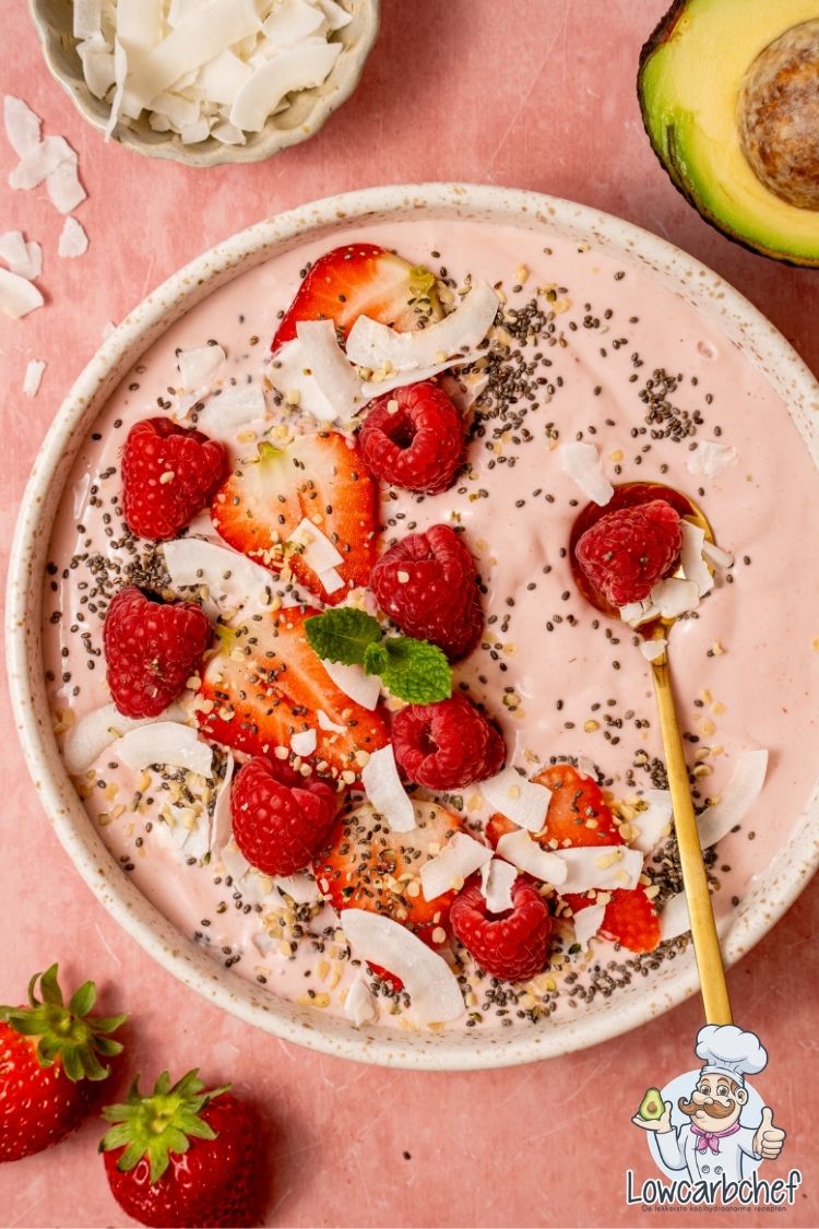 Aardbeien smoothiebowl met toppings