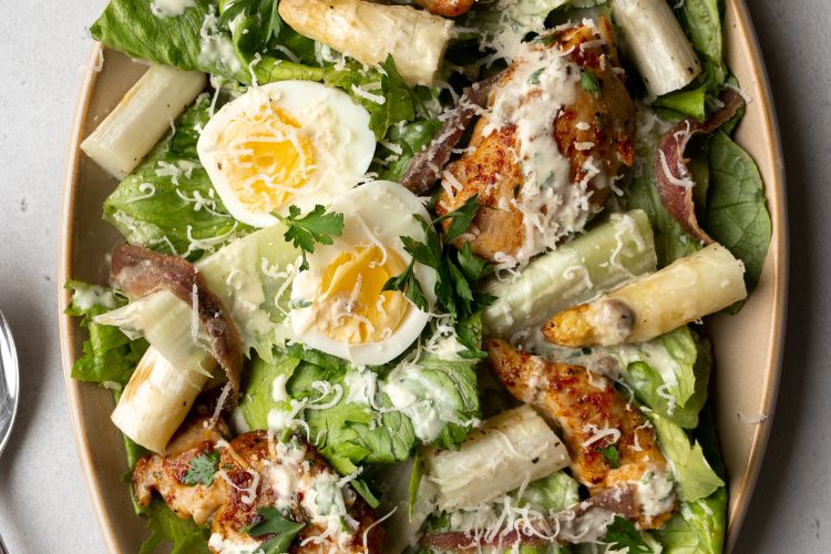 Caesar salade met witte asperges