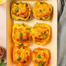 Gevulde paprika met kipgehakt en cheddar.