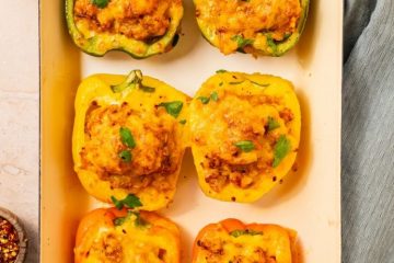 Gevulde paprika met kipgehakt en cheddar.