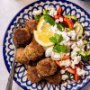 Griekse gehaktballetjes met frisse salade