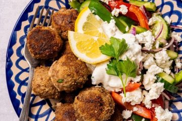 Griekse gehaktballetjes met frisse salade