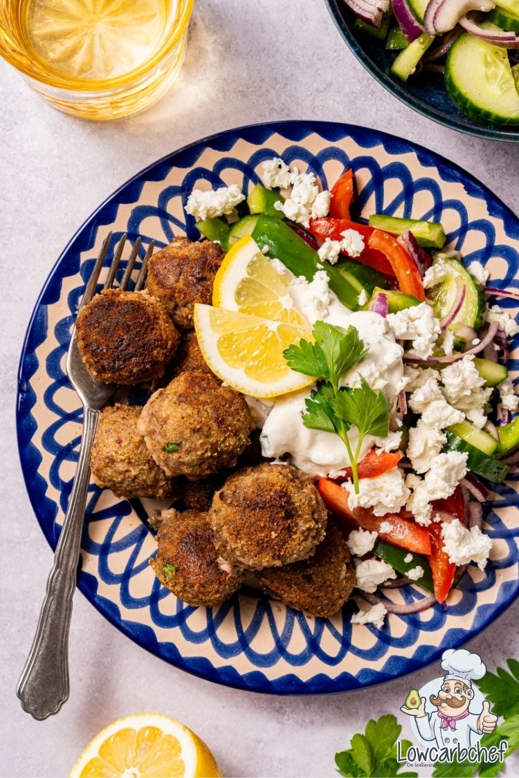 Griekse gehaktballetjes met frisse salade