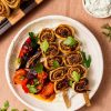 Koolhydraatarme tortilla kebabspiesjes met groente en saus.