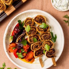 Koolhydraatarme tortilla kebabspiesjes met groente en saus.