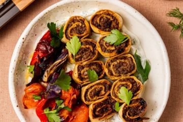 Koolhydraatarme tortilla kebabspiesjes met groente en saus.