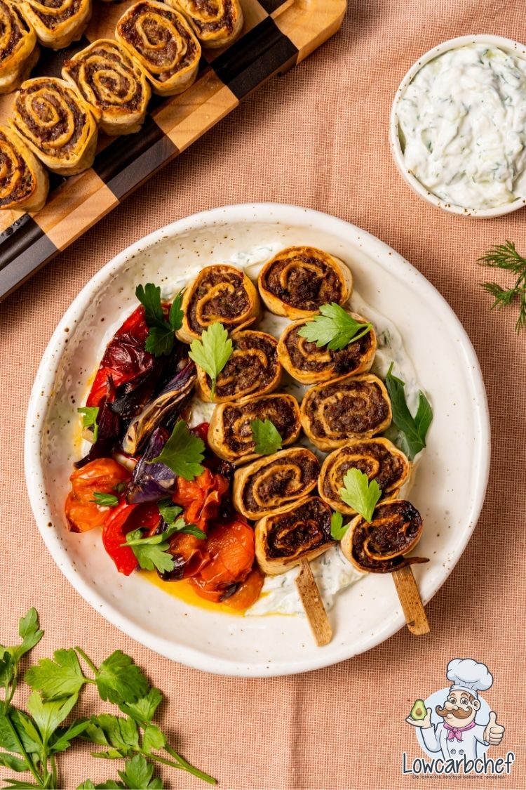 Koolhydraatarme tortilla kebabspiesjes met groente en saus.