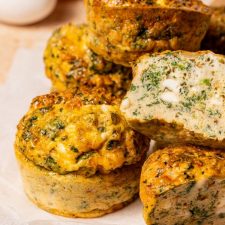 Griekse eiermuffins met spinazie.
