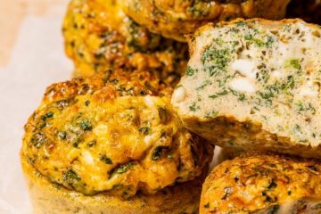 Griekse eiermuffins met spinazie.