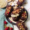Pistache magnums met frambozen en gehakte nootjes.