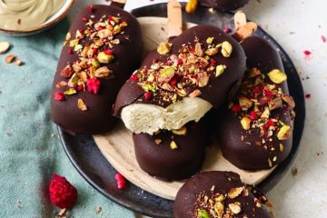 Pistache magnums met frambozen en gehakte nootjes.