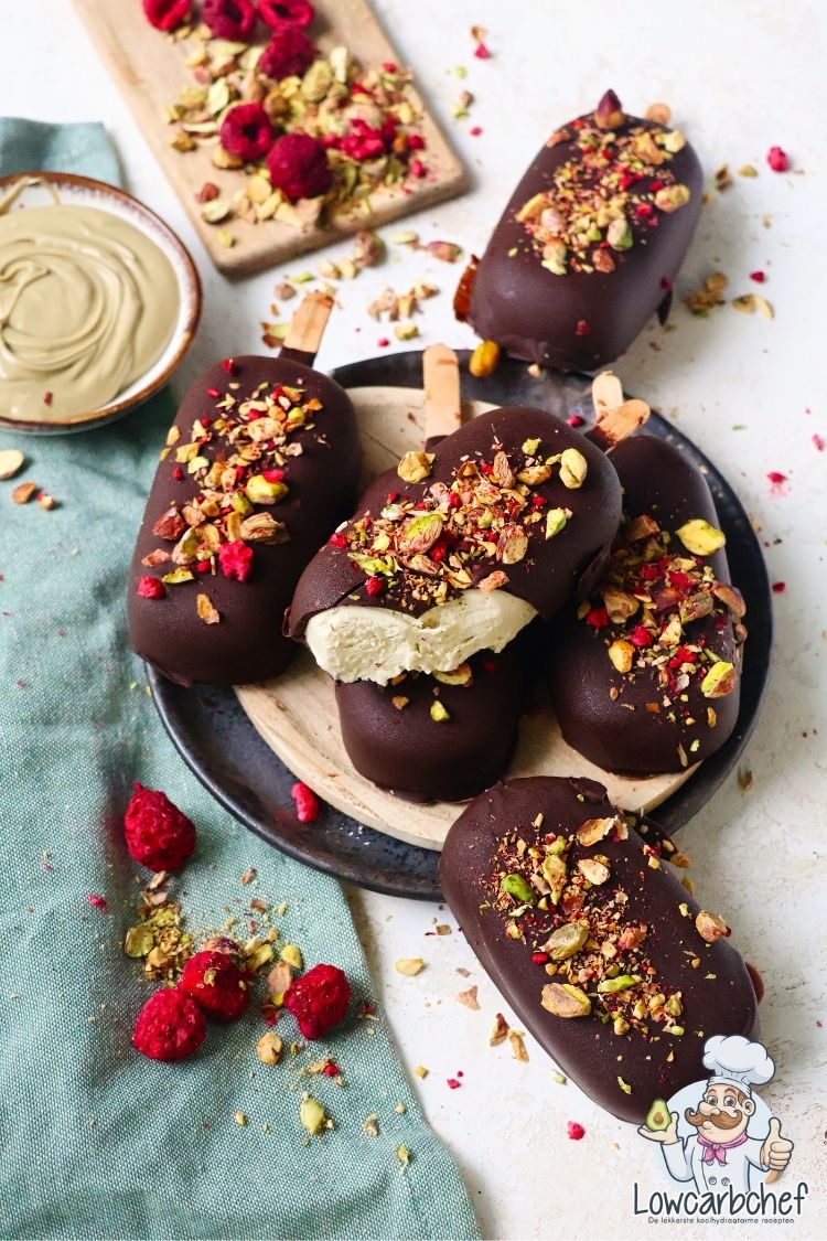Pistache magnums met frambozen en gehakte nootjes.