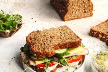 Koolhydraatarme sandwich met kipfilet en kaas