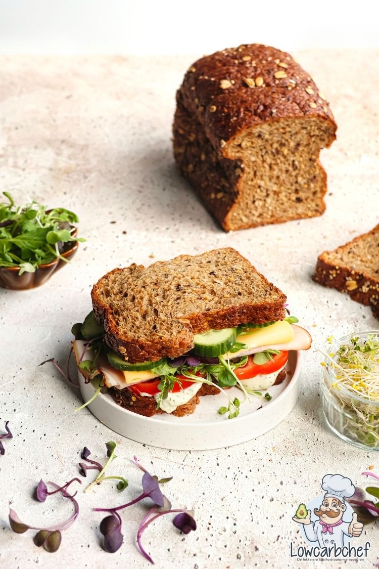 Koolhydraatarme sandwich met kipfilet en kaas
