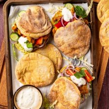 Koolhydraatarme pita shoarma met knoflooksaus.