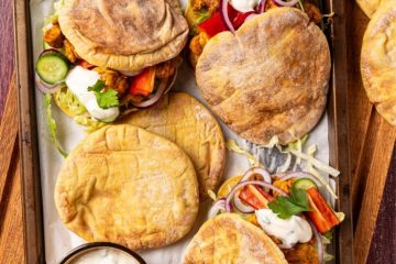 Koolhydraatarme pita shoarma met knoflooksaus.