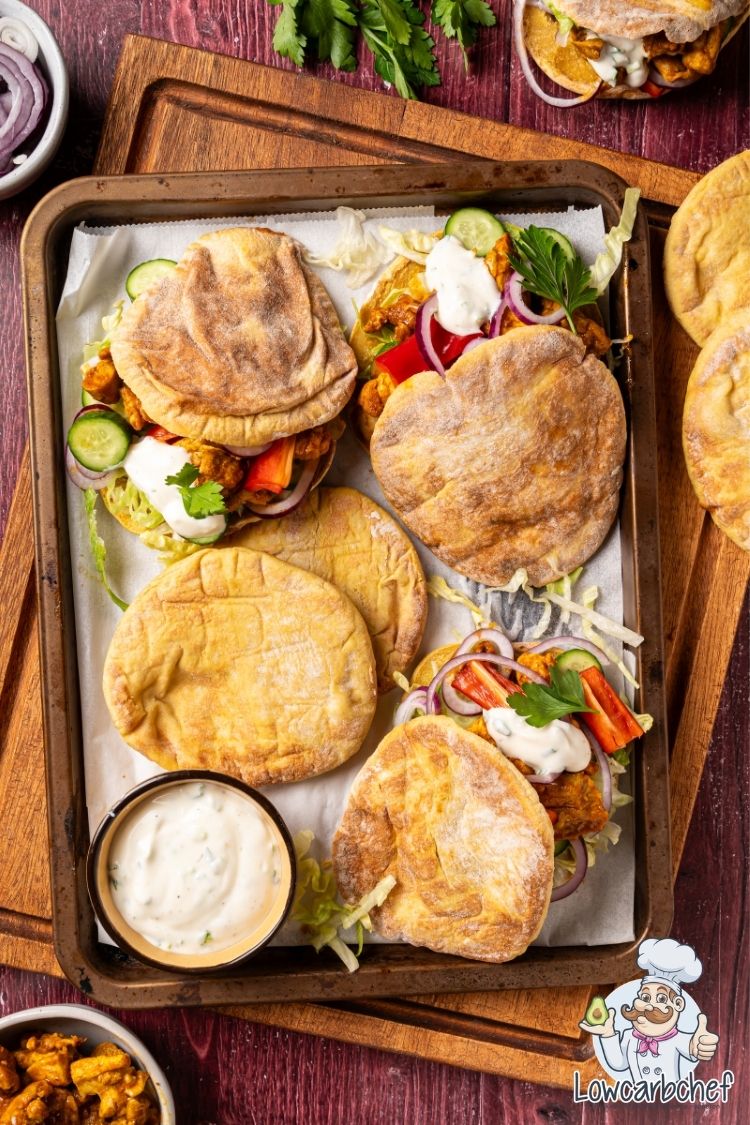 Koolhydraatarme pita shoarma met knoflooksaus.